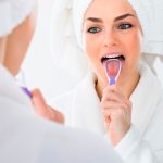 La importancia de limpiar la lengua en la higiene bucal